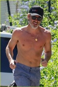 chris-pine-shirtless-run-04.jpg