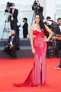 Adriana+Lima+Madres+Paralelas+Red+Carpet+Opening+aFnKSJo1fovx.jpg