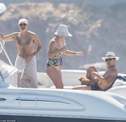 49770697-10142677-Family_outing_The_couple_seemed_to_leave_one_year_old_daughter_D-a-132_1635465035543.jpg