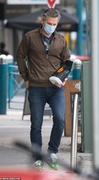 48090337-10005475-Spotted_The_53_year_old_actor_almost_went_unnoticed_as_he_was_sp-m-30_1632018403629.jpg