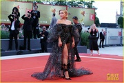 florence-pugh-dwd-premiere-venice-red-carpet-pics-06.jpg