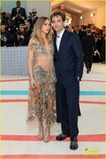 robert-pattinson-suki-waterhouse-met-gala-2023-08.jpg