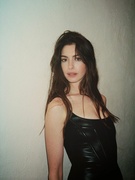 anne-hathaway-for-net-a-porter-2023-3.jpg