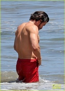 orlando-bloom-shows-off-fit-physique-at-the-beach-35.jpg