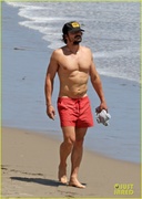 orlando-bloom-shows-off-fit-physique-at-the-beach-02.jpg