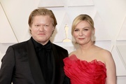 kirsten-dunst-jesse-plemons-couple-up-oscars-2022-07.jpg