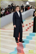 robert-pattinson-suki-waterhouse-met-gala-2023-11.jpg