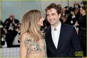 robert-pattinson-suki-waterhouse-met-gala-2023-03.jpg