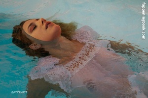 Lili Reinhart (1).jpg