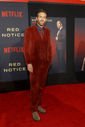 Ryan+Reynolds+World+Premiere+Netflix+Red+Notice+dWxG-j_N0Hax.jpg
