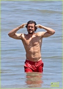 orlando-bloom-shows-off-fit-physique-at-the-beach-38.jpg