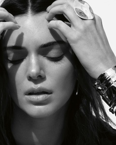 Kendall Jenner - Page 39 MES0T4X_t