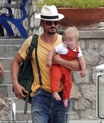 46377569-9869887-Doting_father_Doting_father_Orlando_gently_cradled_the_tot_in_hi-a-5_1628275842139.jpg