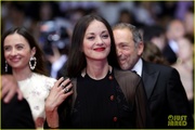marion-cotillard-wears-shorts-cannes-bro-sis-premiere-18.jpg