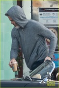 chris-pine-scruffy-picking-up-coffee-02.jpg