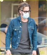 chris-pine-stays-safe-while-out-picking-up-his-coffee-02.jpg