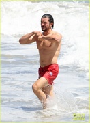 orlando-bloom-shows-off-fit-physique-at-the-beach-16.jpg