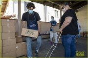 leighton-meester-adam-brody-feeding-america-volunteer-13.jpg