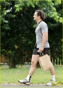 orlando-bloom-grabs-groceries-gym-26.jpg