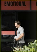 orlando-bloom-grabs-groceries-gym-21.jpg