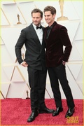 jamie-dornan-andrew-garfield-oscars-red-carpet-moment-01.jpg