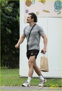 orlando-bloom-grabs-groceries-gym-24.jpg