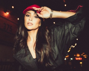 Shay Mitchell - Page 13 MES0SUX_t