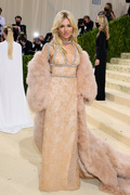 Sienna+Miller+2021+Met+Gala+Celebrating+America+-1q6uQWVhd1x.jpg