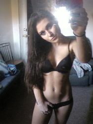 Sexy Amateur Babe takes Selfpics