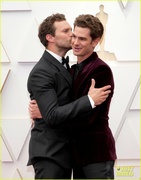 jamie-dornan-andrew-garfield-oscars-red-carpet-moment-02.jpg