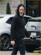 chris-pine-sports-all-black-outfit-for-afternoon-meeting-07.jpg