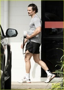 orlando-bloom-grabs-groceries-gym-15.jpg