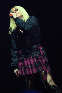 Avril Lavigne - Page 9 MEKF84M_t