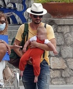 46377553-9869887-Rucksack_Orlando_toted_a_large_rucksack_on_his_right_shoulder_no-a-4_1628275841193.jpg