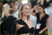 margot-robbie-clear-pvc-corset-dress-met-gala-14.jpg