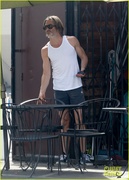 chris-pine-spotted-in-tank-top-and-shorts-07.jpg