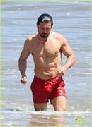 orlando-bloom-shows-off-fit-physique-at-the-beach-01.jpg