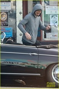chris-pine-scruffy-picking-up-coffee-15.jpg
