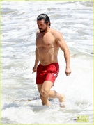 orlando-bloom-shows-off-fit-physique-at-the-beach-17.jpg