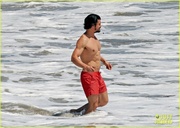 orlando-bloom-shows-off-fit-physique-at-the-beach-40.jpg