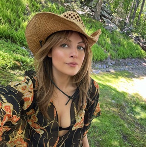 Elizabeth Gillies (1).jpg