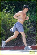 chris-pine-shirtless-run-05.jpg