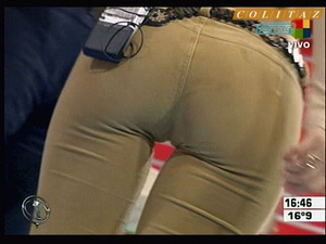 Evangelina.Anderson.Pantalon.Ajustado.Beige.Vueltita.Intrusos..No.Audio.SD.HQ.60FPS-Colitaz.104.jpeg