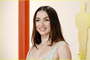 ana-de-armas-oscars-2023-carpet-03.jpg