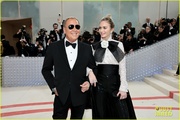 emily-blunt-sienna-miller-met-gala-together-pics-30.jpg