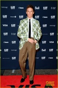 jessica-chastain-eddie-redmayne-premiere-the-good-nurse-at-tiff-07.jpg