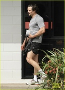 orlando-bloom-grabs-groceries-gym-23.jpg