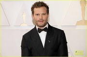jamie-dornan-amelia-warner-oscasr-2022-02.jpg