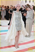 marion-cotillard-pink-hair-met-gala-04.jpg