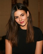 Victoria Justice - Page 18 ME4BY2R_t